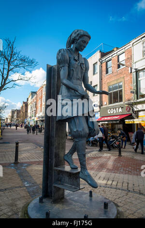 Baden Belle Statue von Künstler Craig Knowles auf Westborough in Scarborough die erste jemals Badeort. Stockfoto