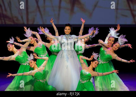 (160228)--TORONTO (Kanada), 28. Februar 2016 (Xinhua)--chinesische Künstler Liu Yanyan (C) singt ein Lied "Reed Kätzchen" während der "Kulturen von China, Festival of Spring" Gala in Toronto, Kanada, am 27. Februar 2016. (Xinhua/Zou Zheng) Stockfoto