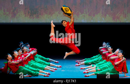 (160228)--TORONTO (Kanada), 28. Februar 2016 (Xinhua)--Darsteller aus Huaxing Kunst Truppe führen Tanz "Lob des Sorghum" während der "Kulturen von China, Festival of Spring" Gala in Toronto, Kanada, am 27. Februar 2016. (Xinhua/Zou Zheng) Stockfoto