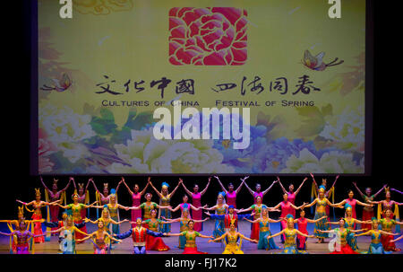 (160228)--TORONTO (Kanada), 28. Februar 2016 (Xinhua)--Darsteller aus Huaxing Kunst Truppe führen Tanz "Wohlstand der Seidenstraße" während der "Kulturen von China, Festival of Spring" Gala in Toronto, Kanada, am 27. Februar 2016. (Xinhua/Zou Zheng) Stockfoto