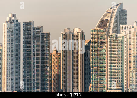 PANAMA-STADT, Panama – die modernen Wolkenkratzer der Skyline des Stadtteils Punta Paitilla in Panama-Stadt, Panama. Stockfoto