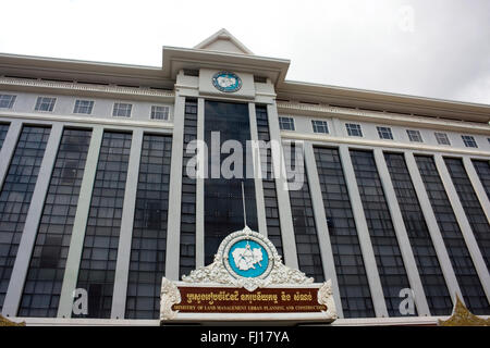 Das Ministerium für Land Management städtischer Planung & Bau ist Teil der Stadtlandschaft in Phnom Penh, Kambodscha. Stockfoto