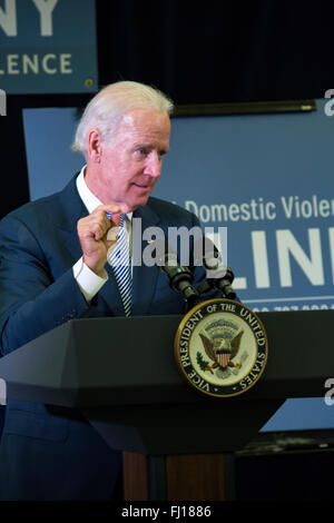 US-Vizepräsident Joe Biden spricht an der National Domestic Violence Hotline-Center in Austin, Texas Stockfoto