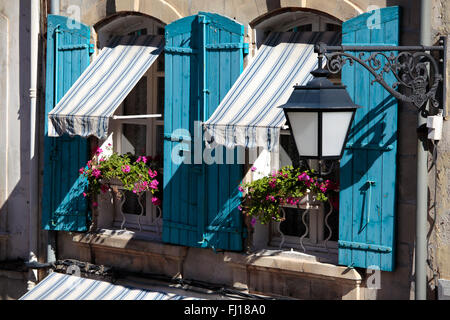 Frankreich-Provence-Stil-Ferienhaus-Fenster, blauen Fensterläden und Blumenkästen. Stockfoto