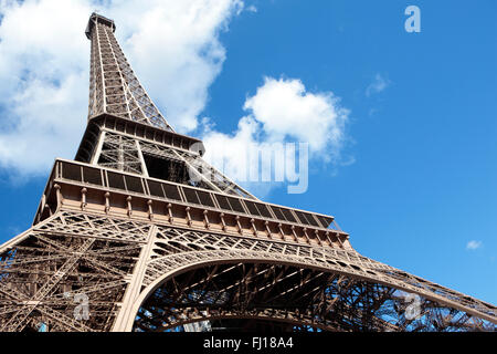 Breite Low angle Blick auf Eiffelturm auf der Suche nach oben in den blauen Himmel, Textfreiraum Stockfoto