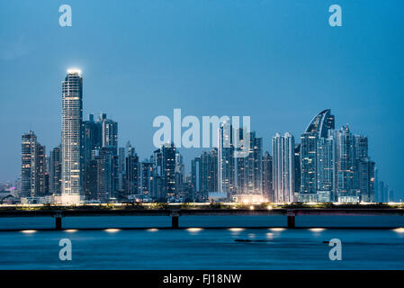 PANAMA-STADT, Panama – die modernen Wolkenkratzer der Skyline des Stadtteils Punta Paitilla in Panama-Stadt, Panama. Im Vordergrund befindet sich der umstrittene Küstenbeltway (Cinta Costera III), der um Casco Viejo verläuft. Stockfoto