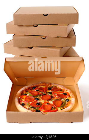 Frisch gebackene italienische Salami Pizza mit einem Stack von Lieferung Boxen isoliert auf einem weißen Hintergrund. Stockfoto