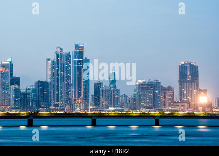 PANAMA-STADT, Panama – die modernen Wolkenkratzer der Skyline des Stadtteils Punta Paitilla in Panama-Stadt, Panama. Im Vordergrund befindet sich der umstrittene Küstenbeltway (Cinta Costera III), der um den historischen Bezirk Casco Viejo verläuft. Stockfoto