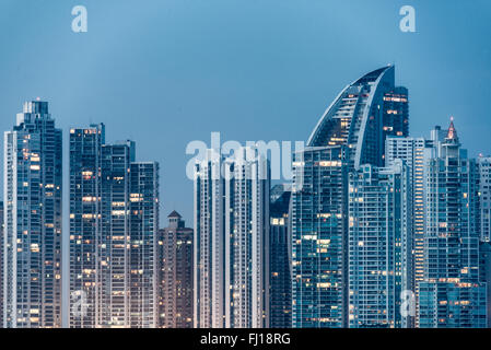 PANAMA-STADT, Panama – die modernen Wolkenkratzer der Skyline des Stadtteils Punta Paitilla in Panama-Stadt, Panama. Stockfoto