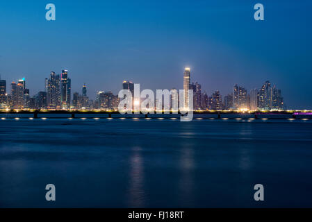 PANAMA-STADT, Panama – die modernen Wolkenkratzer der Skyline des Stadtteils Punta Paitilla in Panama-Stadt, Panama. Im Vordergrund befindet sich der umstrittene Küstenbeltway (Cinta Costera III), der um den historischen Bezirk Casco Viejo verläuft. Stockfoto