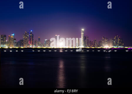 PANAMA-STADT, Panama – die modernen Wolkenkratzer der Skyline des Stadtteils Punta Paitilla in Panama-Stadt, Panama. Stockfoto