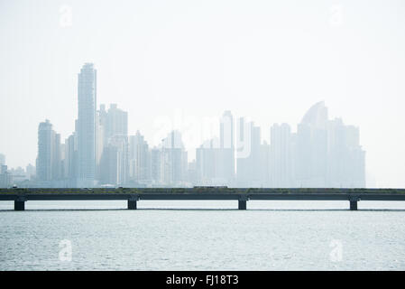 PANAMA-STADT, Panama – die modernen Wolkenkratzer der Skyline des Stadtteils Punta Paitilla in Panama-Stadt, Panama. Im Vordergrund befindet sich der umstrittene Küstenbeltway (Cinta Costera III), der um Casco Viejo verläuft. Stockfoto