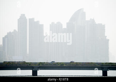 PANAMA-STADT, Panama – die modernen Wolkenkratzer der Skyline des Stadtteils Punta Paitilla in Panama-Stadt, Panama. Im Vordergrund befindet sich der umstrittene Küstenbeltway (Cinta Costera III), der um Casco Viejo verläuft. Stockfoto