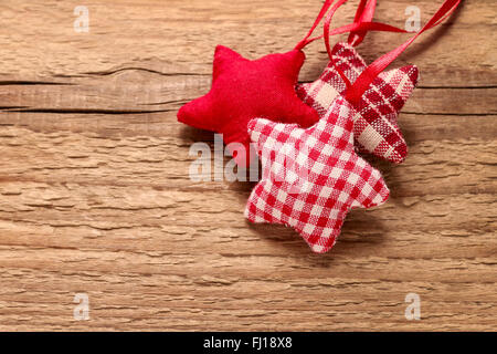 Karierte Stoff Weihnachtssterne auf hölzernen Hintergrund, Textfreiraum Stockfoto