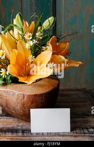 Blumenarrangement mit Lilie Blumen, Textfreiraum Stockfoto