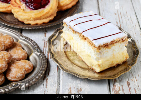 Sahne besteht aus zwei Schichten aus Blätterteig, gefüllt mit Schlagsahne. Party-dessert Stockfoto