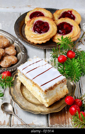 Sahne besteht aus zwei Schichten aus Blätterteig, gefüllt mit Schlagsahne. Party-dessert Stockfoto