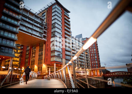 Spinningfields Apartments Manchester Leftbank Entwicklung Fußgängerbrücke link Sonnenuntergang Sonnenaufgang morgen dunklen Abend Nacht Fluss Irw Stockfoto