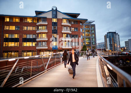 Spinningfields Apartments Manchester Leftbank Entwicklung Fußgängerbrücke link Sonnenuntergang Sonnenaufgang morgen dunklen Abend Nacht Fluss Irw Stockfoto