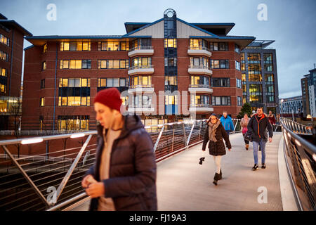 Spinningfields Apartments Manchester Leftbank Entwicklung Fußgängerbrücke link Sonnenuntergang Sonnenaufgang morgen dunklen Abend Nacht Fluss Irw Stockfoto