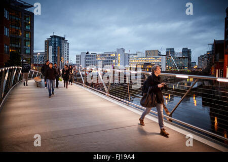 Spinningfields Apartments Manchester Leftbank Entwicklung Fußgängerbrücke link Sonnenuntergang Sonnenaufgang morgen dunklen Abend Nacht Fluss Irw Stockfoto