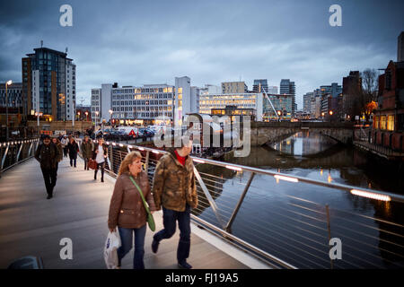 Spinningfields Apartments Manchester Leftbank Entwicklung Fußgängerbrücke link Sonnenuntergang Sonnenaufgang morgen dunklen Abend Nacht Fluss Irw Stockfoto