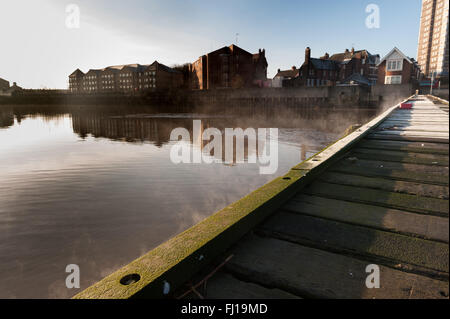 wogenden Dampf aus verdampfen erhitzt gefrorenes Wasser Damm am Fluss Themse bei Erwärmung Morgensonne nach Frost Erith Stockfoto