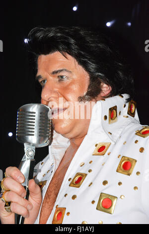 Ein Elvis Tribute Sänger, (Mick Goodwill) in Hinckley, Großbritannien. Stockfoto