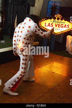 Ein Elvis Tribute Sänger, (Mick Goodwill) in Hinckley, Großbritannien... Stockfoto