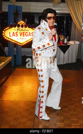 Ein Elvis Tribute Sänger, (Mick Goodwill) in Hinckley, Großbritannien. Stockfoto