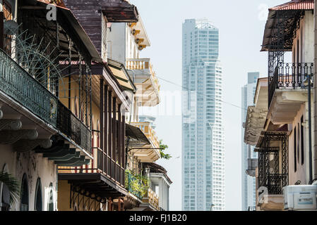 PANAMA-STADT, Panama – Gebäude und spanische Kolonialarchitektur in den Straßen des historischen Casco Viejo (San Felipe) Viertels von Panama-Stadt, Panama. Das Gebiet wurde im 17. Jahrhundert gegründet, nachdem ein älterer Teil von Panama City, Panama Viejo, überfallen und zerstört wurde. Casco Viejo genießt heute Schutz als UNESCO-Weltkulturerbe, das strenge Regeln für die Durchführung von Gebäudesanierungen vorschreibt. Stockfoto