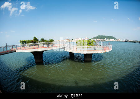 PANAMA CITY, Panama — die neue, aber umstrittene Cinta Costera III (Küstenbeltway), die um Casco Viejo an der Küste von Panama City, Panama, an der Panama Bay verläuft. Stockfoto