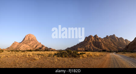 Panorama-Landschaft der Spitzkoppe und Pontoc Berge, in den frühen Morgenstunden. Stockfoto