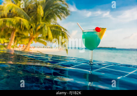 Cocktail am Pool auf dem Hintergrund des Indischen Ozeans, Malediven. Stockfoto