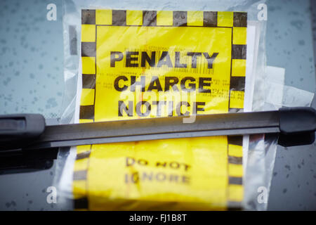 Parkplatz Ticket Strafe kostenlos Bekanntmachung über die Windschutzscheibe unter ein Wischblatt Stockfoto
