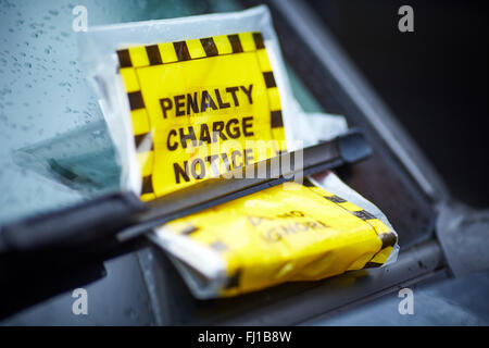 Parkplatz Ticket Strafe kostenlos Bekanntmachung über die Windschutzscheibe unter ein Wischblatt Stockfoto