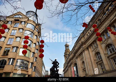 Manchester-St Anns Square Saint chinesische Papier Laterne rot hängen Sand Steinbauten Exemplar GB UK Großbritannien Briti Stockfoto