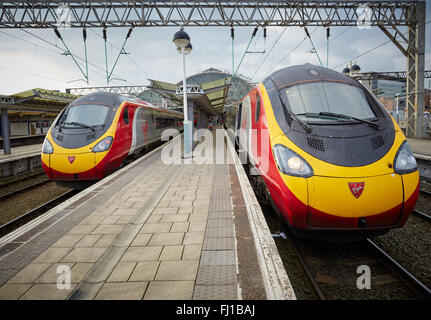 Zwei Jungfrau Pendolino-Züge am Bahnhof Manchester Piccadilly bilden den Dienst zu London Euston Transport Transporter Transport Stockfoto