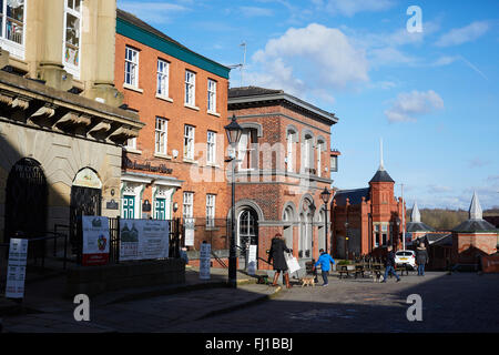 Stockport Markt Hall Markt Basar Anbieter Händler Händler unabhängigen Läden Käufer Verkäufer verkaufen hängenden Ständen Kabine displa Stockfoto