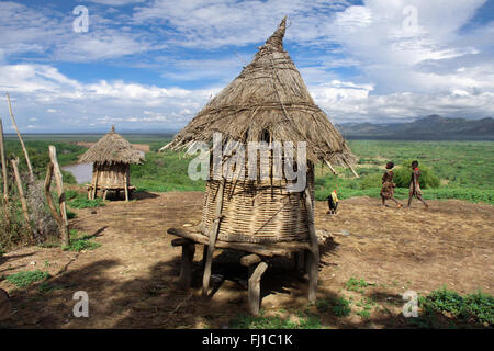 Karo Stammes Dorf in Äthiopien, in Omo Valley und in der Nähe von Omo River, mit traditionellen Hütten Stockfoto