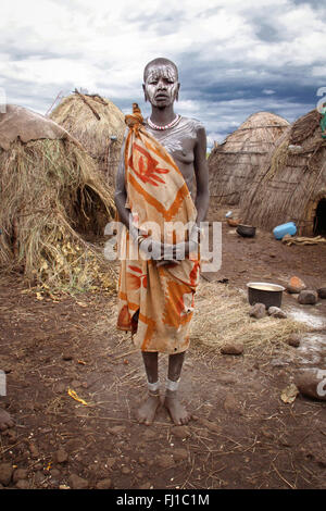 Beeindruckende Porträt der Mursi Frau vor ihrem Haus, Mago National Park, Äthiopien Stockfoto