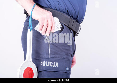 Annahme von Bestechungsgeldern von korrupten polnischen Polizisten Stockfoto