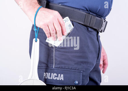 Annahme von Bestechungsgeldern von korrupten polnischen Polizisten Stockfoto