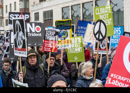 London, UK. 27. Februar 2016. Stoppen Sie Trident Demonstration, organisiert von der Kampagne für nukleare Abrüstung, London, England, UK. 27.02.2016 Credit: Bjanka Kadic/Alamy Live-Nachrichten Stockfoto