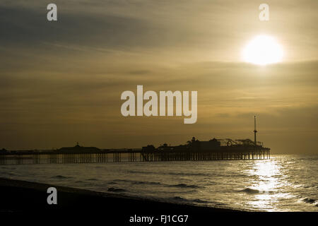 Beim Sonnenaufgang über Brighton Beach gehen drei Damen für ein kaltes Bad im Ozean, was festgelegt ist, zu einem sehr sonnigen Tag.  Mitwirkende: Aussicht, Atmosphäre wo: Brighton, Vereinigtes Königreich bei: 28. Januar 2016 Stockfoto