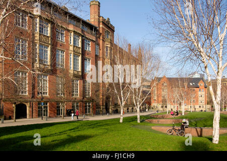 Manchester, UK - 16. Februar 2016: Chethams School of Music und dem Eingang zur Bibliothek Chetham es betrachtet über Dom-Garten Stockfoto