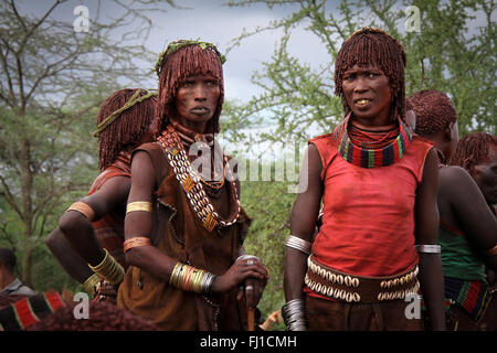 Zwei hamer Frauen werden während ein Stier springen Zeremonie in der Nähe von Turmi, Omo Valley, Äthiopien Stockfoto