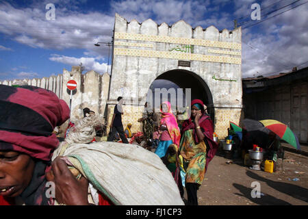 Masse an der Shoa gate-Markt und Eingang der Altstadt von Harar, Äthiopien Stockfoto