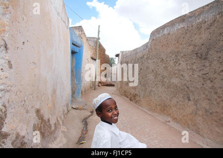 Ein lächelndes Muslimische kind Spaziergänge in der Altstadt von Harar, Äthiopien, mit seiner herrlichen Architektur Stockfoto