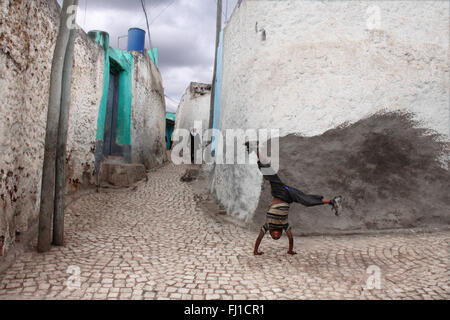 Ein Kind spielt in einer ruhigen Straße in der Altstadt von Harar, Äthiopien Stockfoto